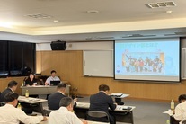 写真：大津市消防団の皆さんが和歌山市消防団の取り組みについて講義を受けています。