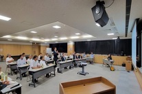 写真：大津市消防団員が和歌山市消防団の取り組みについて質問しています。