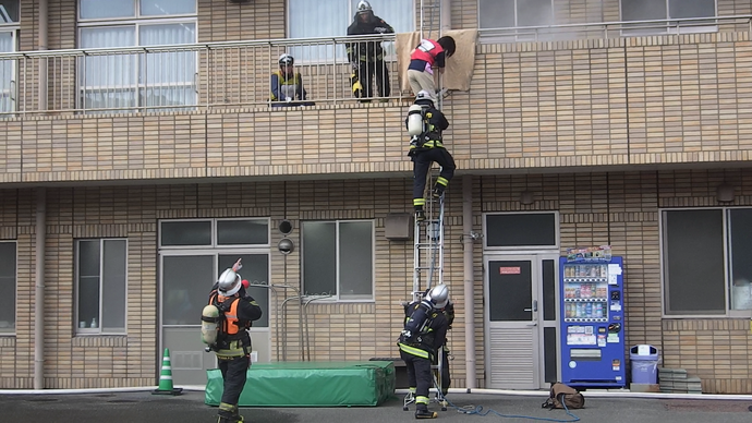 三連はしごでの逃げ遅れ者救出写真