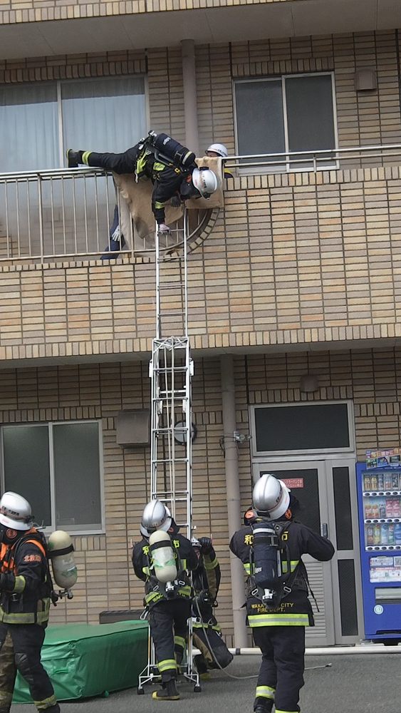 消防隊員の緊急脱出写真