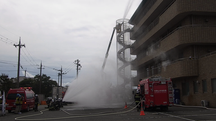 消防隊による一斉放水写真
