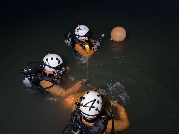 写真：潜水前の資機材及び潜水準備確認の様子